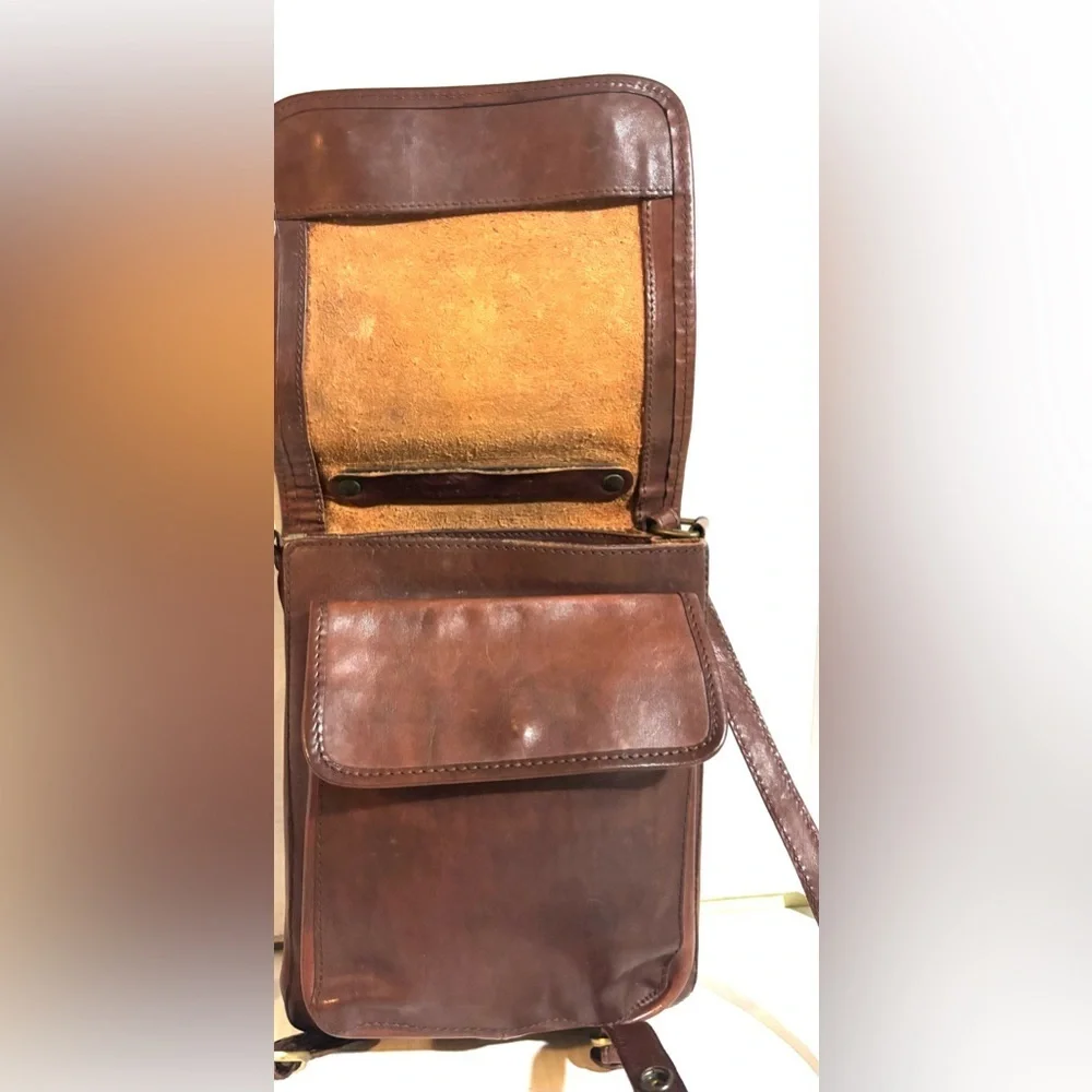 I medici unisex Brown distressed Leather Crossbody Bag